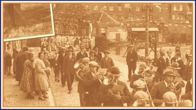 862109 Afbeelding van een feestelijke optocht, met de muziek voorop, tijdens een straatfeest op het Zwartewater te Utrecht.